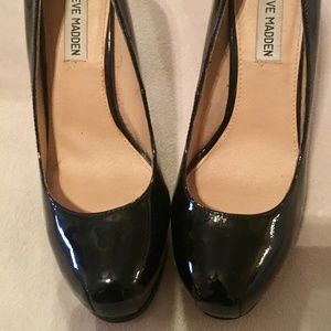 Steve Madden black patent leather pump